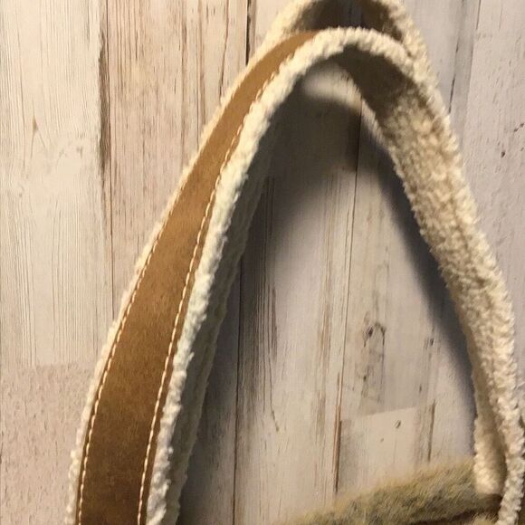  sweet, fuzzy, purse by bath and Bodywork’s - Picture 3 of 6